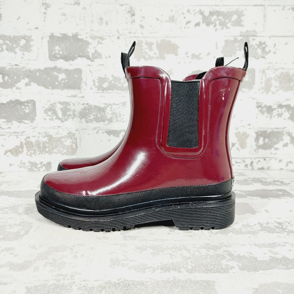 New Chooka Damascus Burgundy Waterproof Lug Pull On Chelsea Rain Boot E171